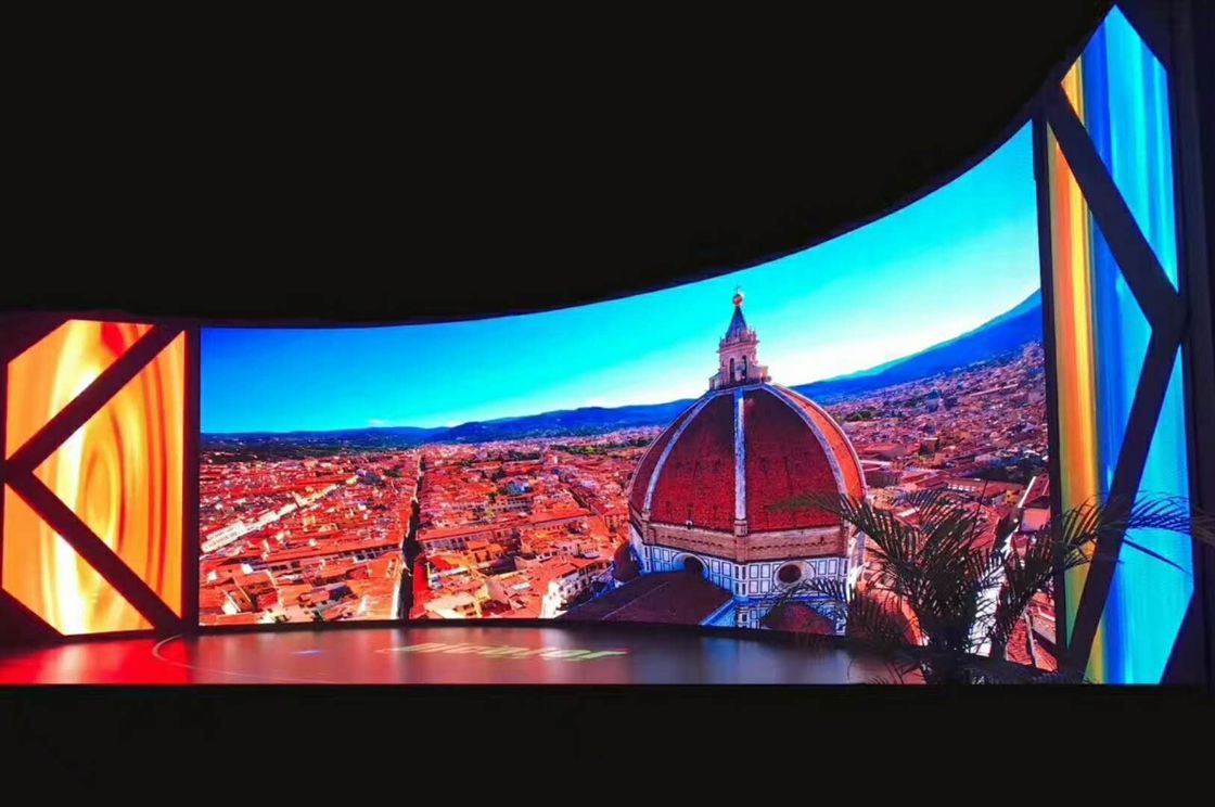 Display LED flessibile all'aperto schermo 4mm pixel pitch multicolore
